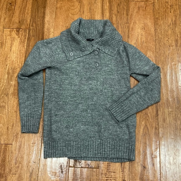 Daisy Fuentes comfy grey sweater sz M - Picture 1 of 4